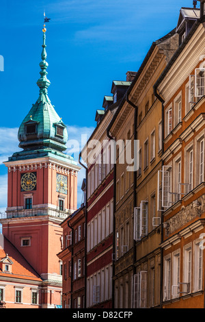 Vue de l'Ulica Świętojańska dans le quartier de Stare Miasto (vieille ville) à Varsovie, en Pologne, au Château Royal, le Zamek Królewski. Banque D'Images