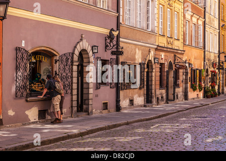 Petite rue pavée de Stary Rynek (place du vieux marché), dans le quartier historique de Stare Miasto (vieille ville) à Varsovie, Pologne. Banque D'Images