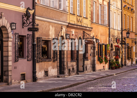 Petite rue pavée de Stary Rynek (place du vieux marché), dans le quartier historique de Stare Miasto (vieille ville) à Varsovie, Pologne. Banque D'Images