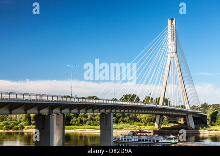 Minsk Pont sur la rivière Vistule, à Varsovie, à haubans moderne de construction. Banque D'Images