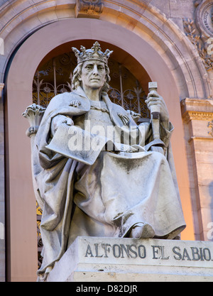 MADRID - 11 mars : Alfonso el Sabio statue de Musée National Archéologique de portail Banque D'Images