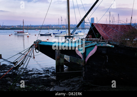 En bois abandonnés bateaux amarrés à Upnor sur la rivière Medway Banque D'Images