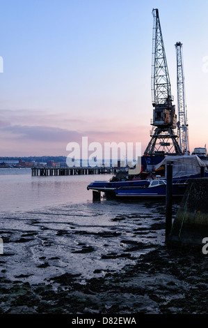 Grue sur le quai de chargement à Upnor sur la rivière Medway, Kent, Royaume-Uni Banque D'Images