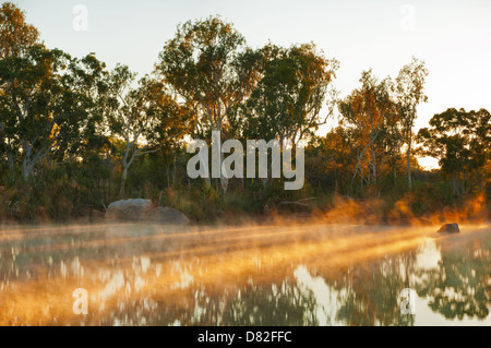 Premier matin, rayons de soleil sur la Rivière Manning. Banque D'Images