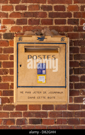 Postbox Français murale à Gerberoy, Oise, France Banque D'Images