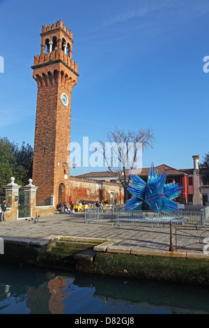 Sculpture en verre à côté de la tour de l'horloge à San Stefano square de l'île de Murano Venise, Italie Banque D'Images