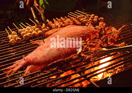 Grillades thaïlandaise en particulier d'Œufs, de poulets, de l'intestin du poulet, poisson, viande, viande de porc, saucisse, etc. Banque D'Images