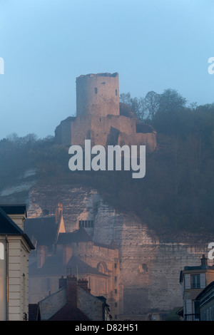 Le château du 12ème siècle donjon (dungeon) de Château de La Roche-Guyon dans la brume matinale, Roche-Guyon, Ile de France, France Banque D'Images