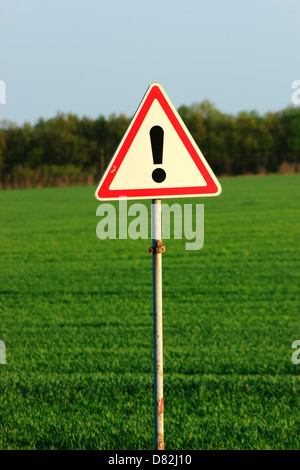 Trafic Danger chanter sur green field background Banque D'Images