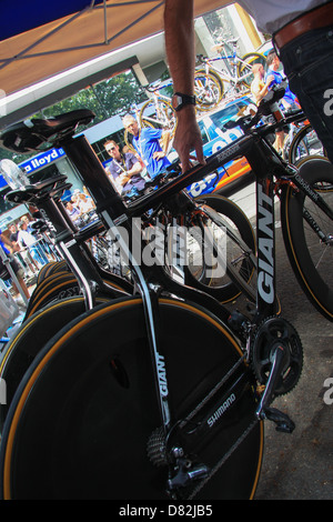 Voitures et motos de l'équipe Rabobank avant le prologue contre la montre au Tour de France 2012 à Liège, Belgique Banque D'Images