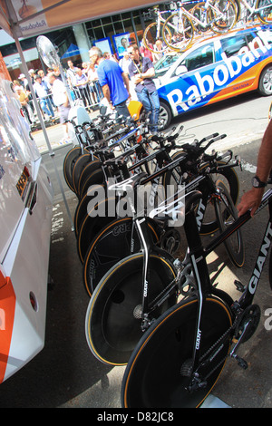 Voitures et motos de l'équipe Rabobank avant le prologue contre la montre au Tour de France 2012 à Liège, Belgique Banque D'Images