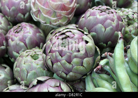 Composition des artichauts frais dans un greengrocery Banque D'Images