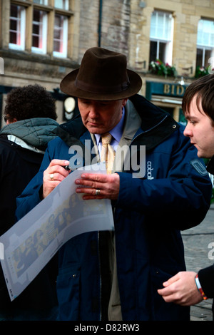 Irvine Welsh de signer des autographes après le tournage d'une scène de nouveau film 'crasse' dans Grassmarket Édimbourg, Écosse - 15.02.12 Banque D'Images