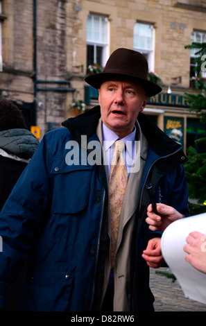 Irvine Welsh de signer des autographes après le tournage d'une scène de nouveau film 'crasse' dans Grassmarket Édimbourg, Écosse - 15.02.12 Banque D'Images