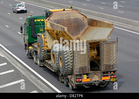 Dump Truck transportés par camion poids lourds sur une remorque articulée sur l'autoroute M25 Banque D'Images