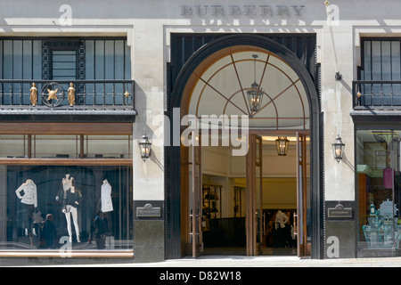 En mode fenêtre et l'entrée du magasin Burberry dans Regents Street Banque D'Images