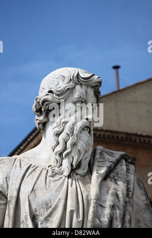 Statue de Saint Paul l'Apôtre avec la cheminée de la chapelle Sixtine sur l'arrière-plan. État de la Cité du Vatican Banque D'Images