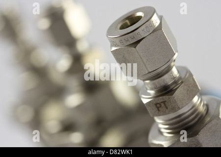 Close up de raccords de tuyaux en acier inoxydable et les soupapes. Banque D'Images