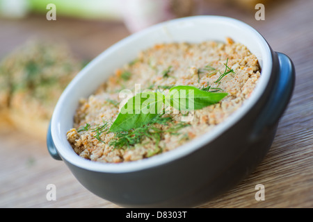 Pate de viande fraîches faites maison avec du pain et des herbes Banque D'Images