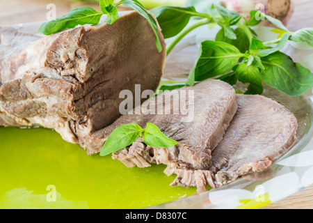 La langue de boeuf bouilli avec un brin de basilic Banque D'Images