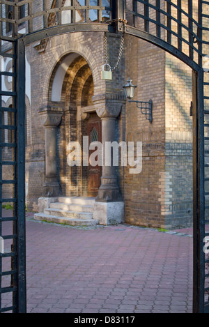 Chaîne et cadenas sur l'ancienne porte d'entrée. Synagogue de Novi Sad, Serbie. Banque D'Images