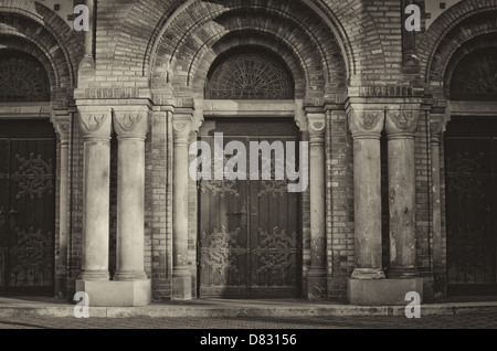 Ancienne synagogue portes. Image en noir et blanc comme carte postale vintage stylisée. Banque D'Images