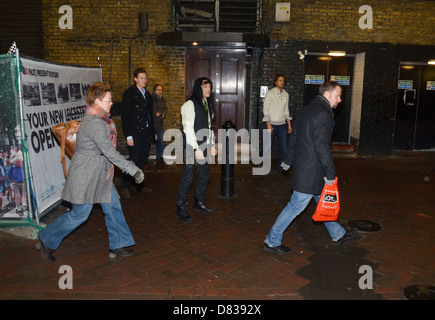 Tommy Wiseau et Greg Sestero du film culte 'Le prix' jouer à un match près de Leicester Square vu par une foule de Banque D'Images