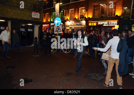 Tommy Wiseau du film culte 'Le prix' joue un match de près de Leicester Square vu par une foule de badauds. Londres, Banque D'Images