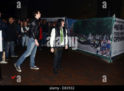 Tommy Wiseau du film culte 'Le prix' joue un match de près de Leicester Square vu par une foule de badauds. Londres, Banque D'Images