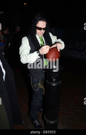 Tommy Wiseau du film culte 'Le prix' joue un match de près de Leicester Square vu par une foule de badauds. Londres, Banque D'Images