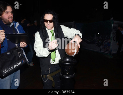 Tommy Wiseau du film culte 'Le prix' joue un match de près de Leicester Square vu par une foule de badauds. Londres, Banque D'Images