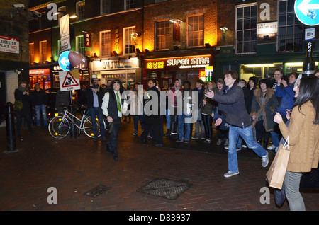 Tommy Wiseau du film culte 'Le prix' joue un match de près de Leicester Square vu par une foule de badauds. Londres, Banque D'Images