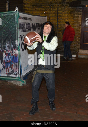 Tommy Wiseau du film culte 'Le prix' joue un match de près de Leicester Square vu par une foule de badauds. Londres, Banque D'Images