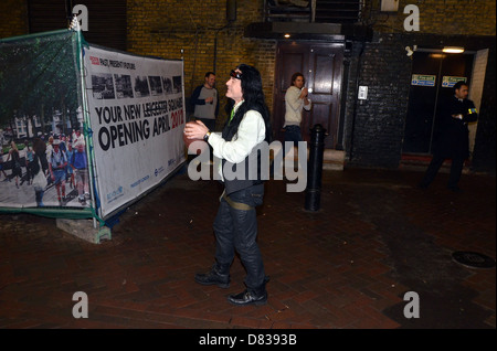 Tommy Wiseau du film culte 'Le prix' joue un match de près de Leicester Square vu par une foule de badauds. Londres, Banque D'Images