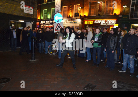 Tommy Wiseau du film culte 'Le prix' joue un match de près de Leicester Square vu par une foule de badauds. Londres, Banque D'Images