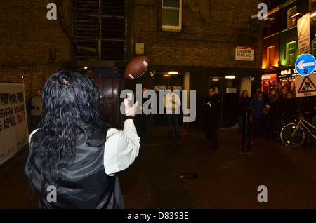 Tommy Wiseau et Greg Sestero du film culte 'Le prix' jouer à un match près de Leicester Square vu par une foule de Banque D'Images