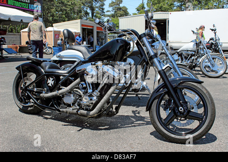 Un custom Harley Davidson noir avec croix de fer design à Myrtle Beach Bike Week 2013, 14 mai 2013 Banque D'Images