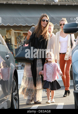 Ange Victoria's Secret Alessandra Ambrosio et sa fille Anja Louise Ambrosio Mazur laissant Brentwood Country Mart Banque D'Images