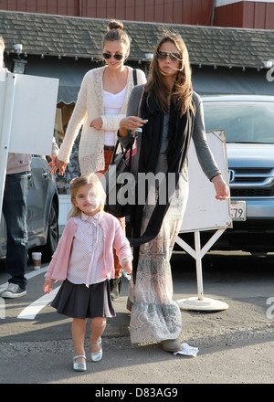 Ange Victoria's Secret Alessandra Ambrosio et sa fille Anja Louise Ambrosio Mazur laissant Brentwood Country Mart Banque D'Images