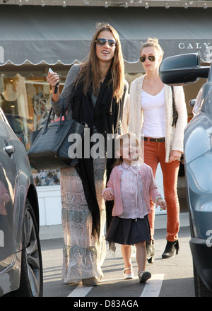 Ange Victoria's Secret Alessandra Ambrosio et sa fille Anja Louise Ambrosio Mazur laissant Brentwood Country Mart Banque D'Images