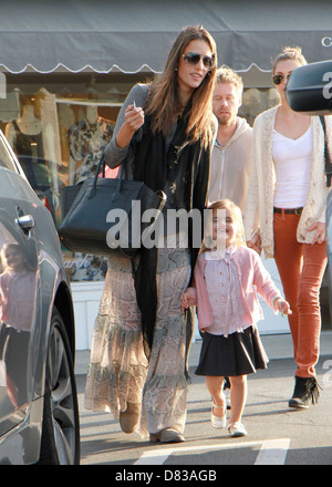 Ange Victoria's Secret Alessandra Ambrosio et sa fille Anja Louise Ambrosio Mazur laissant Brentwood Country Mart Banque D'Images