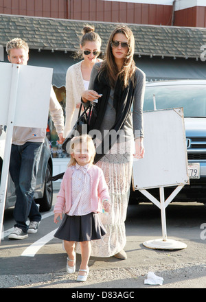 Ange Victoria's Secret Alessandra Ambrosio et sa fille Anja Louise Ambrosio Mazur laissant Brentwood Country Mart Banque D'Images