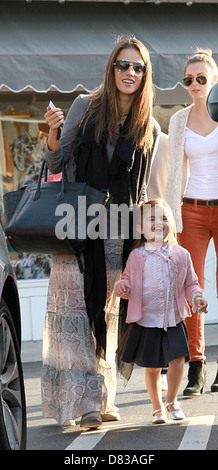 Ange Victoria's Secret Alessandra Ambrosio et sa fille Anja Louise Ambrosio Mazur laissant Brentwood Country Mart Banque D'Images