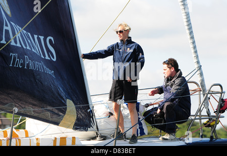 Zara Phillips, navigation à l'Artemis Challenge à la semaine de Cowes Cowes (île de Wight - 10.08.11 Banque D'Images