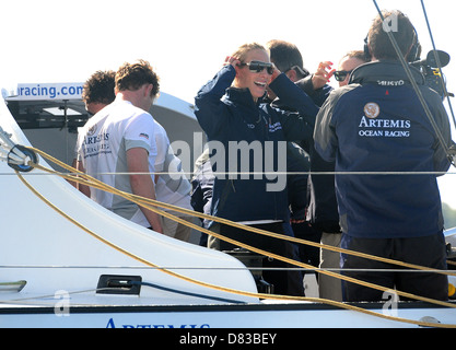 Zara Phillips la voile à l'Artemis Challenge à la semaine de Cowes Cowes (île de Wight - 10.08.11 Banque D'Images