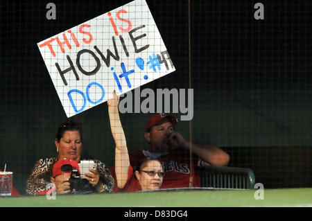 Anaheim, Californie, USA. 17 mai 2013. 17 mai 2013 Anaheim, CA..Un fan des anges nous tend un Howie Kendrick signer pendant le match de la Ligue Majeure de Baseball entre les White Sox de Chicago et Los Angeles Angels of Anaheim au Angel Stadium à Anaheim, en Californie. Josh Thompson/Cal Sport Media/Alamy Live News Banque D'Images