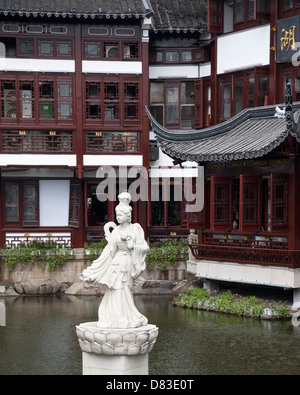 Salon de thé Huxinting et statue à l'entrée du jardin Yuyuan dans la vieille ville de Shanghai, en Chine Banque D'Images