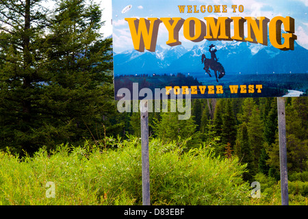 Panneau 'Welcome to Wyoming : Forever West' à la frontière de l'état le long Teton passent près de Jackson, Wyoming Banque D'Images