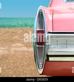 Vintage voiture rose sur la plage Banque D'Images