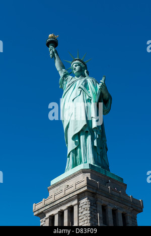 Statue de la liberté sur une journée ensoleillée avec un ciel bleu. Banque D'Images